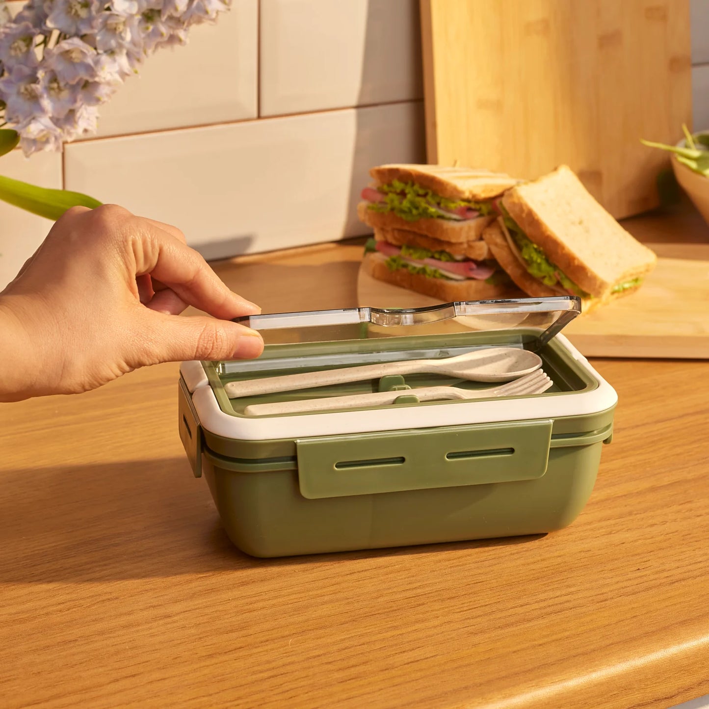 Karaca Fusca Lunchbox mit Gabel und Löffel Grün