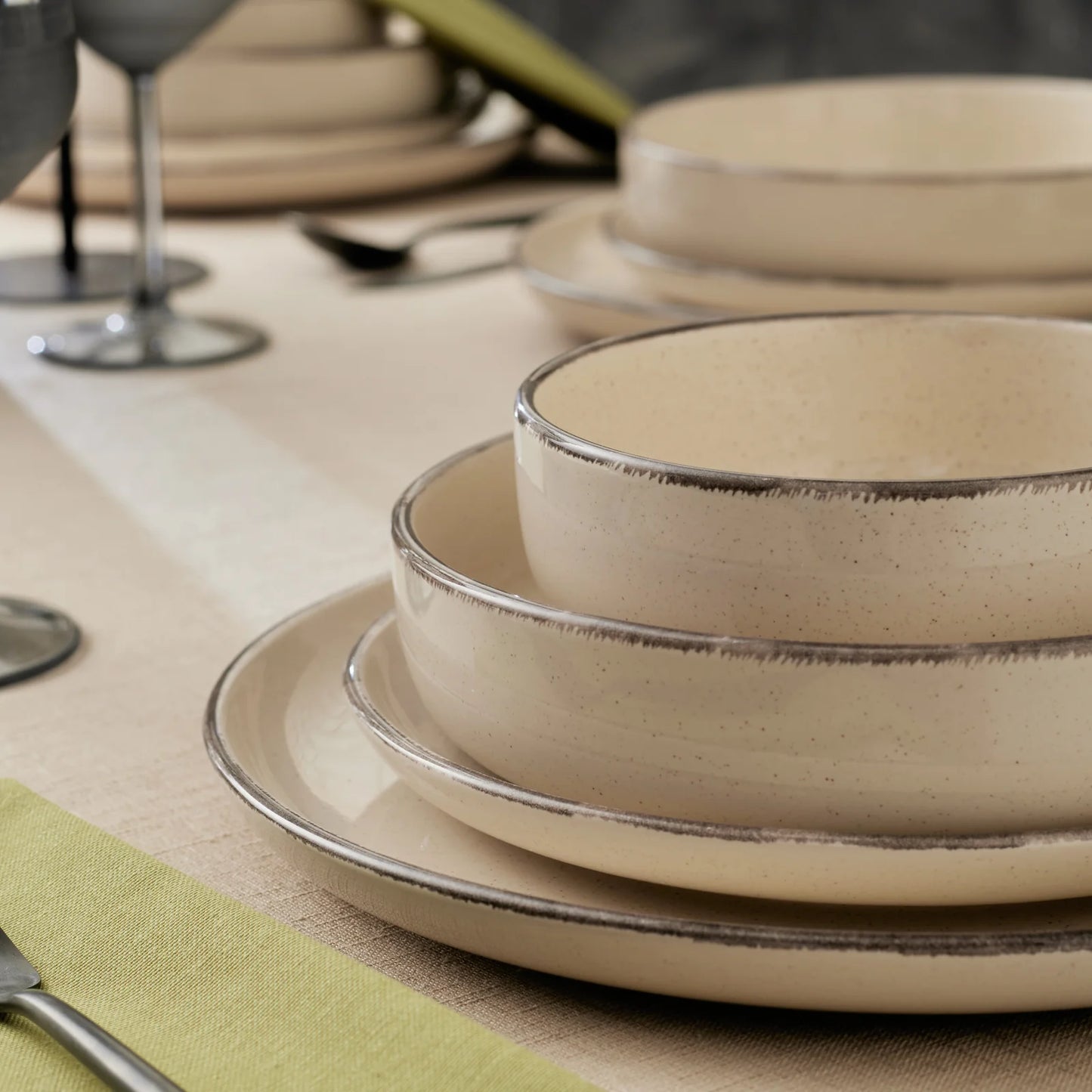Karaca Monica 24-teiliges Geschirr Set für 6 Personen, Beige